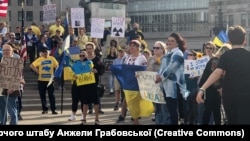 Анжела Грабовская принимает участие в протесте в поддержку Украины.  (Фото предоставлено избирательным штабом Анжелы Грабовской)