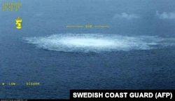 Утечка газа из газопровода «Северный поток-1» возле острова Борнгольма, Дания, 27 сентября 2022 года.  Фото сделано из самолета береговой охраны Швеции, диаметр утечки газа более 950 метров