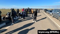 Очередь желающих покинуть РФ после объявленной мобилизации на границе России с Казахстаном