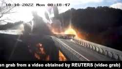 Удар российской ракеты у стеклянного моста в Киеве, 10 октября 2022 года.  Скрин с видео