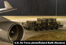 Американская военная помощь для Украины грузится в самолет.  Авиабаза Dover Военно-воздушных сил США, штат Делавер
