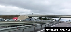 Очередь машин на трассе «Таврида» недалеко от Керчи, в направлении выезда из Крыма, после взрыва на Керченском мосту.  Оккупированный Крым, 9 октября 2022 года