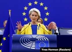 Глава Еврокомиссии Урсула фон дер Ляен, которая для своей речи в Европарламенте «О состоянии в ЕС» выбрала сине-желтые цвета для одежды.  Страсбург, Франция, 14 сентября 2022 года