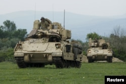 Бойові машини піхоти "Бредлі" задіяні в американо-грузинських військових навчаннях "Шляхетний партнер" у Вазіані, Грузія, 17 травня 2015 року