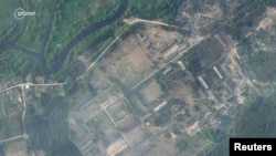 Супутниковий знімок ПБК Planet Labs, зроблений 15 червня 2023 року, показує колишню військову частину Мета біля Осиповичів без ознак будов, що з'явилися через два тижні.