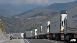 Вантажівки з французькою гуманітарною допомогою для населеного вірменами регіону Нагірного Карабаху, що відколовся, біля в'їзду в Лачинський коридор.  30 серпня 2023 року.